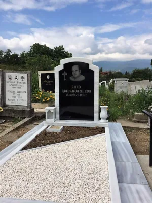 Аргонит-М, надгробни паметници