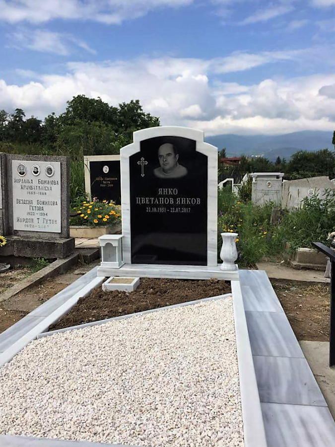 Аргонит-М, надгробни паметници
